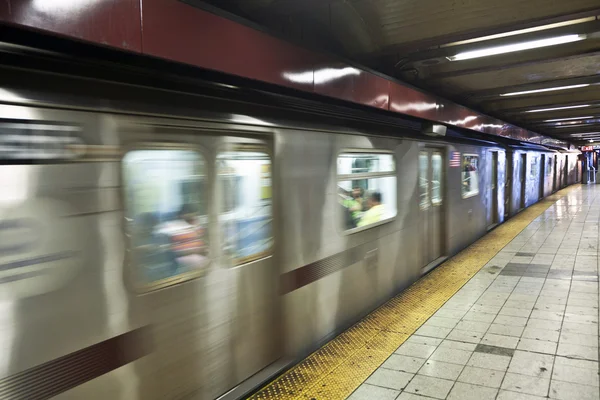 Le train arrive à la station de métro à New York — Photo
