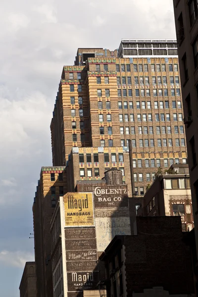 Hauts bâtiments anciens en briques à New York — Photo