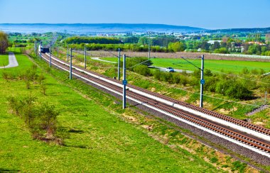 açık alanda yüksek hızlı tren