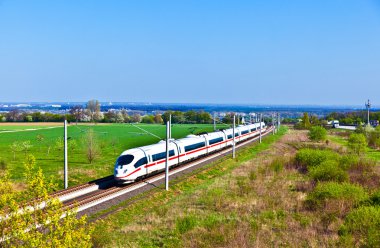 açık alanda yüksek hızlı tren