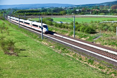 açık alanda yüksek hızlı tren