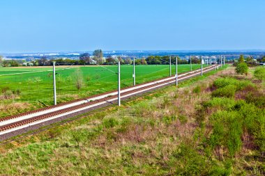 açık alanda yüksek hızlı tren