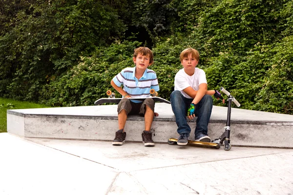 Chlapci jsou sedí v krabici ve skate parku a relaxaci od sk — Stock fotografie