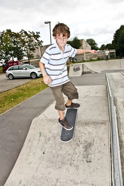 Junge skatet mit Geschwindigkeit — Stockfoto