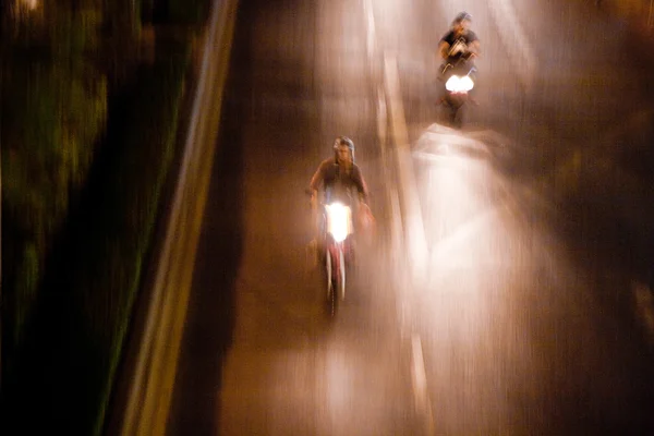 Κεντρικό δρόμο στην Μπανγκόκ από νύχτα με αυτοκίνητο στην κίνηση και την ελαφριά αποτε — Stockfoto