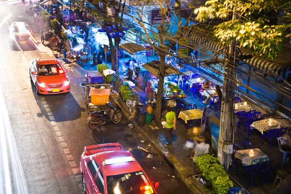Lichtkegel in der Nacht von Autos, die die Hauptstraße entlangfahren — Stockfoto