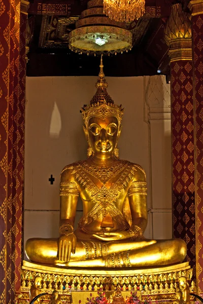 Monasterio Wat Na Phramane en Ajutthaya con buddha de oro famoso a —  Fotos de Stock