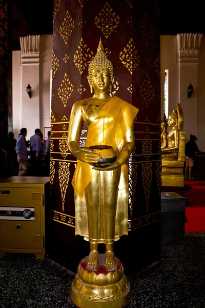 Mosteiro Wat Na Phramane em Ajutthaya com famosa estátua de buddha — Fotografia de Stock