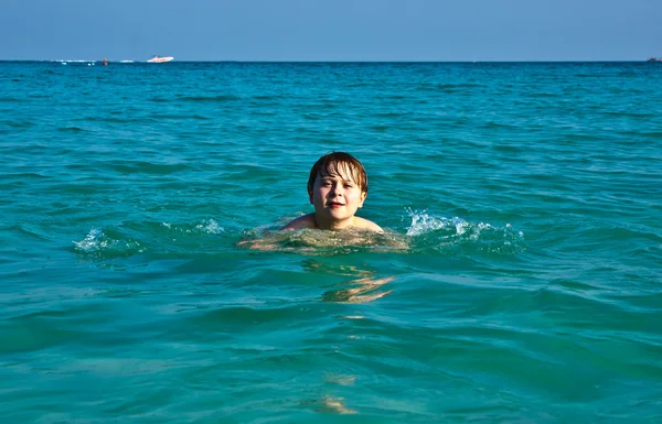 Niño disfruta del mar cálido y claro — Foto de Stock