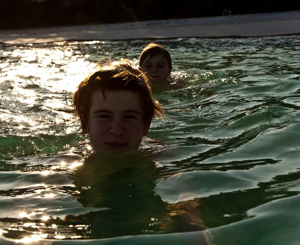 Niño con el pelo rojo está disfrutando del agua tibia clara en el beauti — Foto de Stock