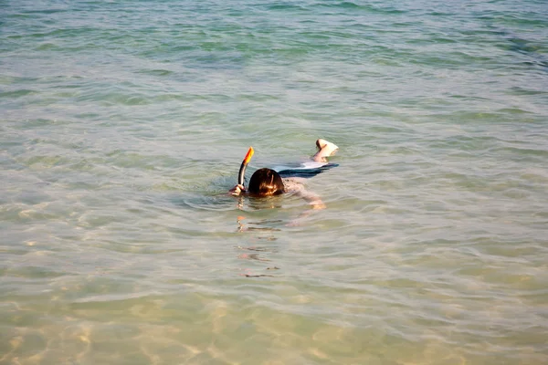Młody chłopak jest z rurką w morzu jasne — Zdjęcie stockowe