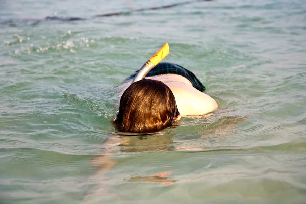 Молодий хлопчик снорклінг в чистому морі — стокове фото