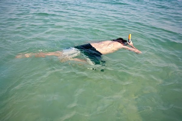 Jonge jongen is snorkelen in de heldere zee — Stockfoto