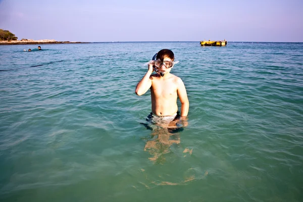 Мальчик начинает нырять с маской в чистом море — стоковое фото
