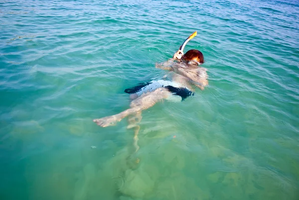 Мальчик начинает нырять с маской в чистом море — стоковое фото