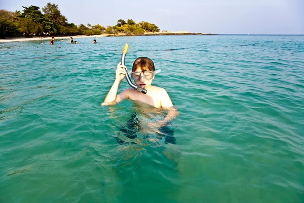 若い少年は、澄んだ海でシュノーケ リングを開始します。 — ストック写真