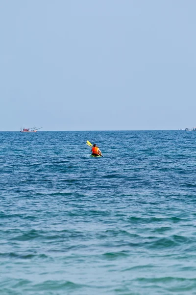 पिता और बेटा खुले समुद्र पर एक कैनो के साथ पैडल कर रहे हैं — स्टॉक फ़ोटो, इमेज