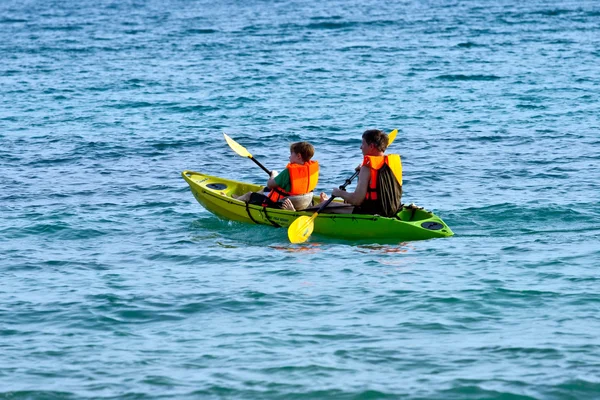 Padre e hijo están acolchados con una canoa en mar abierto — Foto de Stock