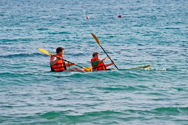 Baba ve oğul padelling üzerinde açık denize kanoyla ile vardır. — Stok fotoğraf