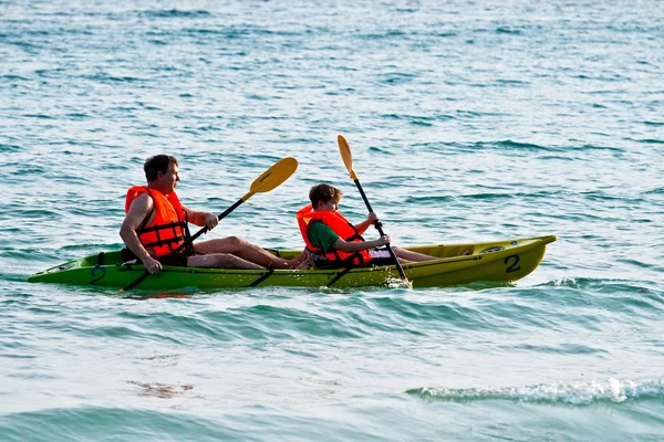 Apa és fia a padelling, a kajak-kenu, a nyílt tengeren — Stock Fotó