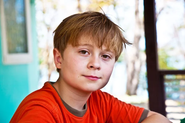 Junge mit braunen Augen sieht selbstbewusst und glücklich aus — Stockfoto