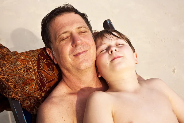 Батько обіймає свого щасливого усміхненого сина — стокове фото