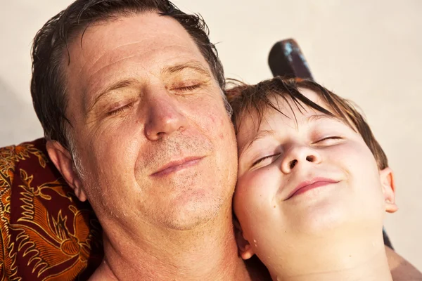 Vater umarmt seinen glücklich lächelnden Sohn — Stockfoto