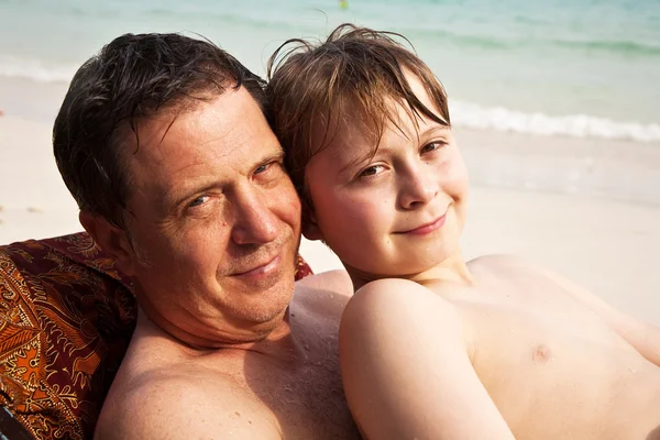 Otec objímala jeho šťastný usměvavý syn — Stock fotografie