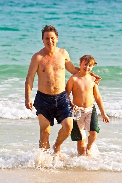 Pai e filho na bela praia de areia — Fotografia de Stock