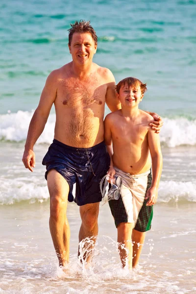 Padre e hijo en la hermosa playa de arena — Foto de Stock