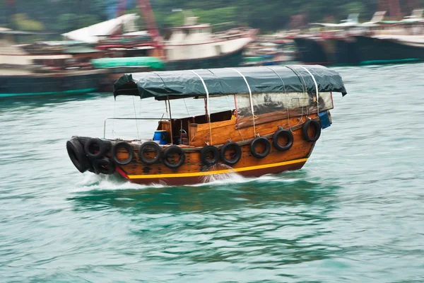 Cruzeiro de barco com lixo de madeira tradicional — Fotografia de Stock