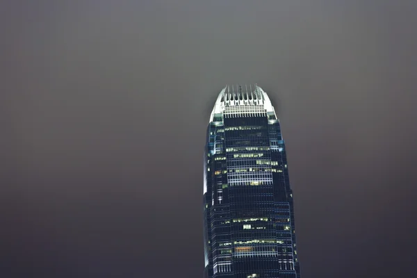 Widok na szczyt otf wieżowiec w nocy hong kong — Zdjęcie stockowe