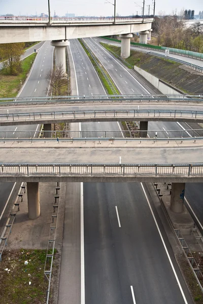 Autopista con un montón de coche en movimiento - concepto de prisa —  Fotos de Stock