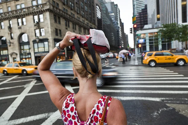 Donna che attraversa la strada con una borsa asrain protezione — Foto Stock