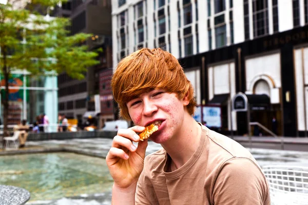 Lycklig pojke i puberteten med vissa pickles i ansiktet — Stockfoto