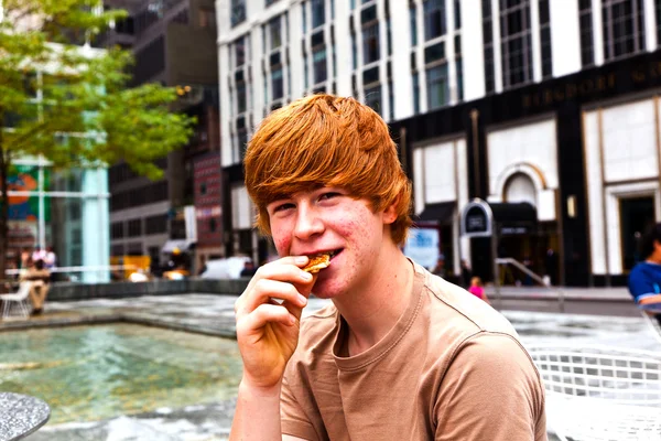 Ευτυχισμένο αγόρι στην εφηβεία με μερικά τουρσιά στο πρόσωπο — Φωτογραφία Αρχείου