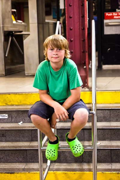 Portréja egy aranyos fiú a metróban — Stock Fotó