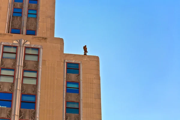 男の像と高層ビルのファサード — ストック写真