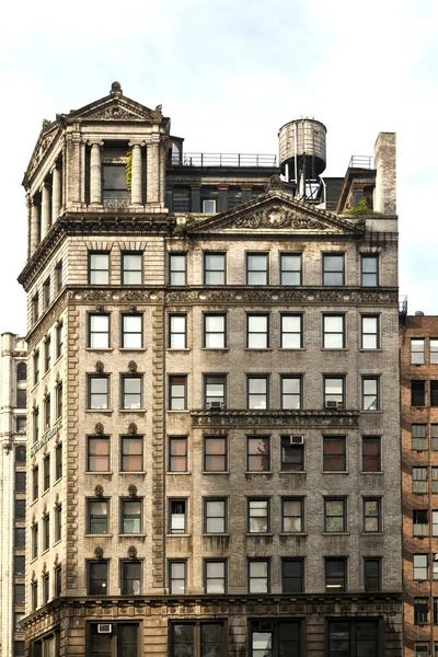 Hög äldre tegelbyggnader i new york — Stockfoto