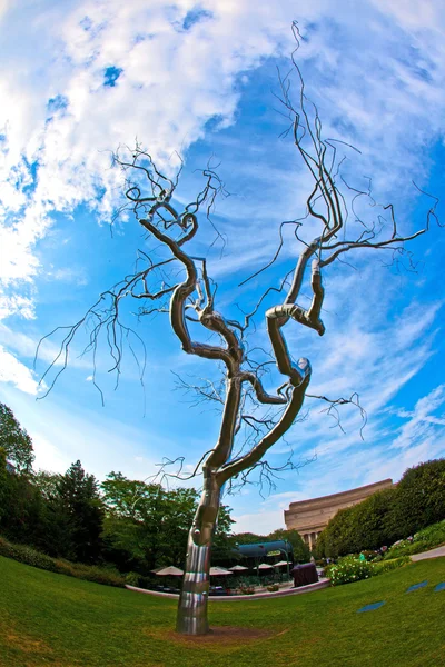Un árbol de metal en el Jardín de Esculturas de la Galería Nacional de Arte — Foto de Stock