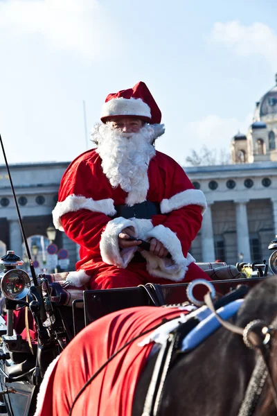 Kierowca Fiakrów jest przebrany za Świętego Mikołaja — Zdjęcie stockowe
