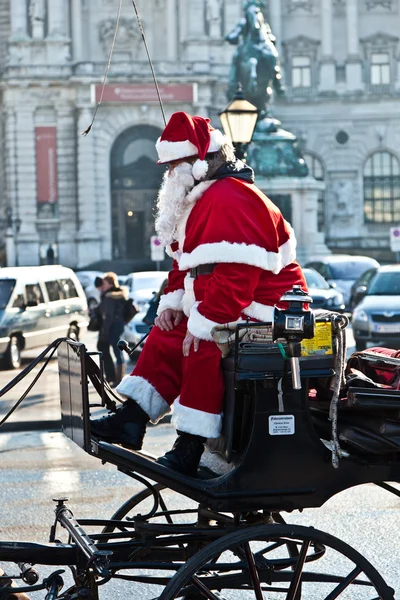 Fiaker のドライバーは、サンタ クロースとして服を着てください。 — ストック写真