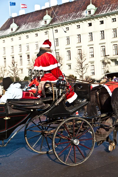 Motorista da fibra está vestido como Papai Noel — Fotografia de Stock