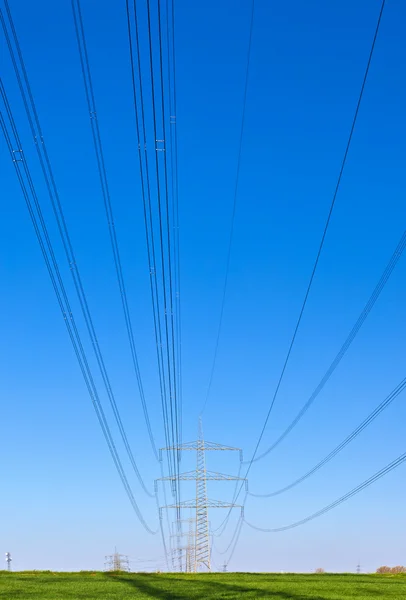 青い空と電気タワー — ストック写真