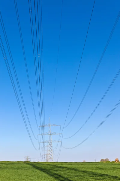 Wieża energii elektrycznej z błękitnego nieba — Zdjęcie stockowe