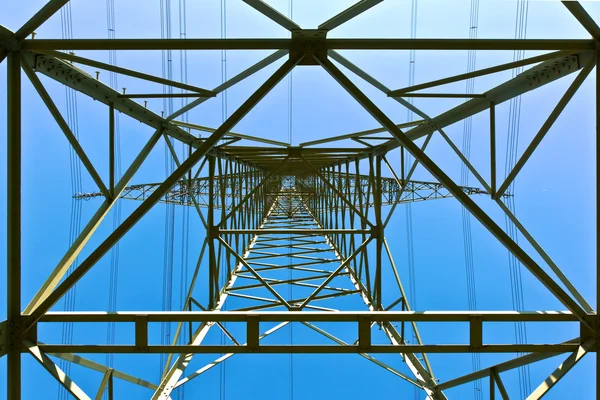 Villamosenergia-torony, a kék ég — Stock Fotó