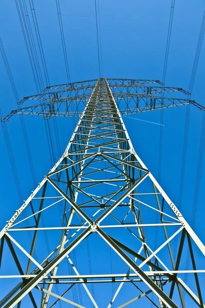 Torre de eletricidade com céu azul — Fotografia de Stock