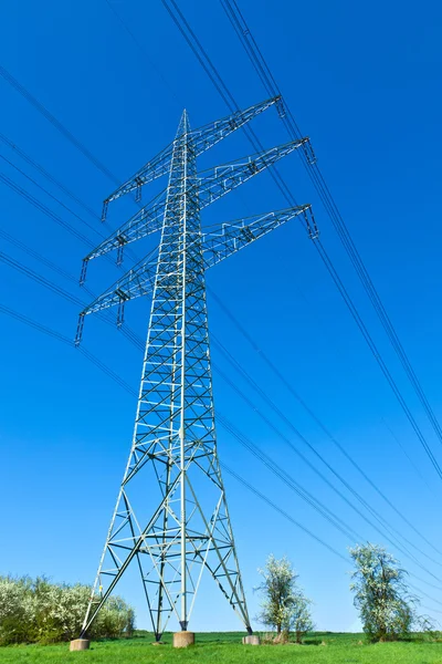 Mavi gökyüzü ile elektrik Kulesi — Stok fotoğraf