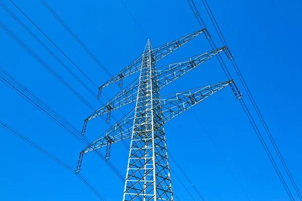 Mavi gökyüzü ile elektrik Kulesi — Stok fotoğraf