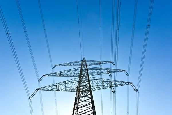 푸른 하늘 가진 전기 타워 — 스톡 사진
